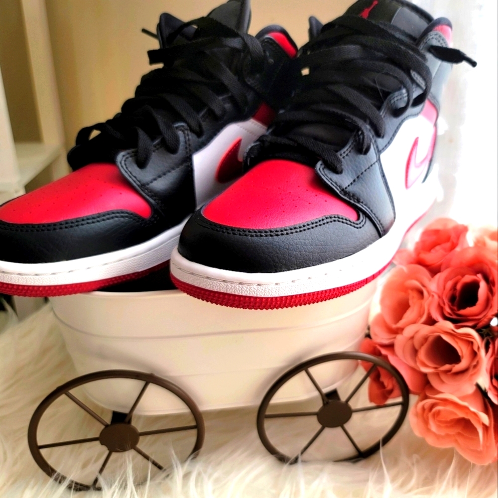 Jordan 1 Mid (GS) " bred toe" 5.5 youth